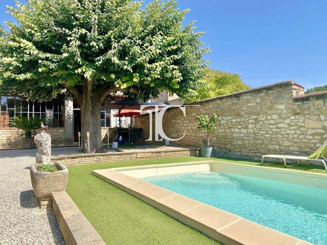 Mas 140m2 renove + 317 m2 dependances, piscine sur 3235 m2. - photo 13