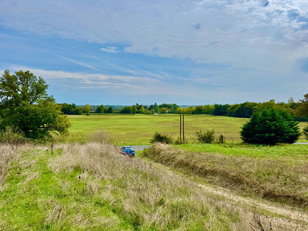 Terrain à SAINT-AIGULIN