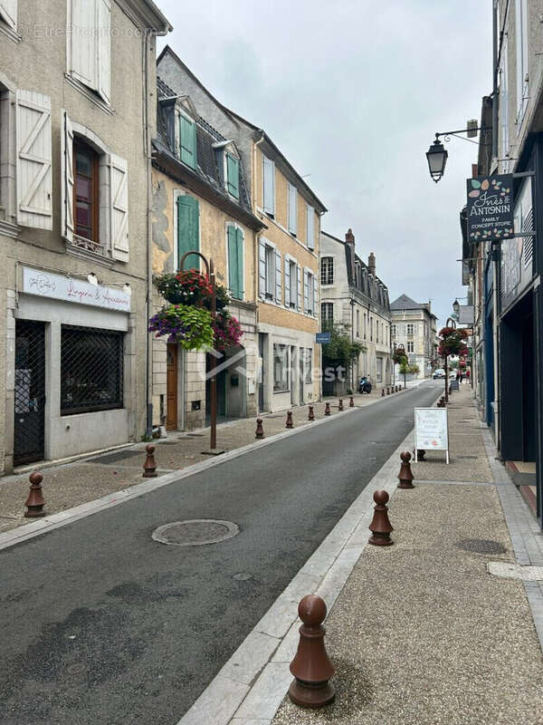 Commerce à NAY