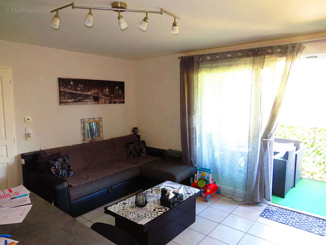 Appartement à COLLONGES