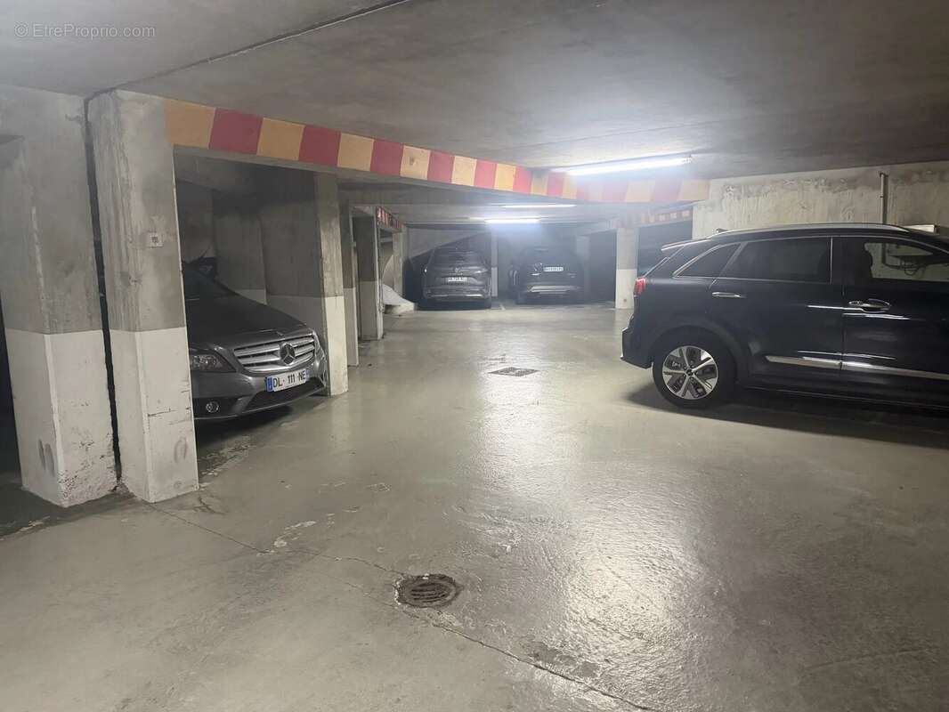 Parking à PARIS-9E