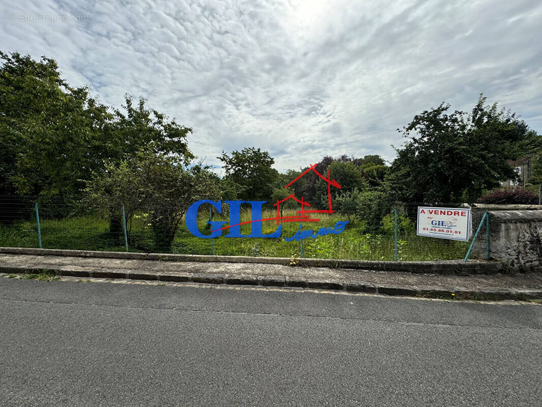 Terrain à SAVIGNY-LE-TEMPLE