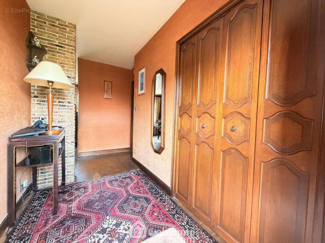 Une vaste entrée avec placard distribue ... - Maison à LAON