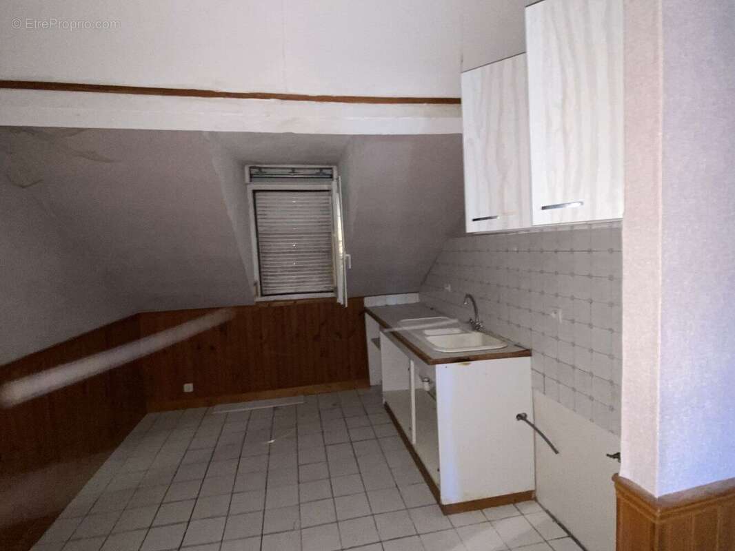 Grand appartement situé dans un immeuble en pierre avec ascenseur, parkings et jardin à Alvignac. - photo 5