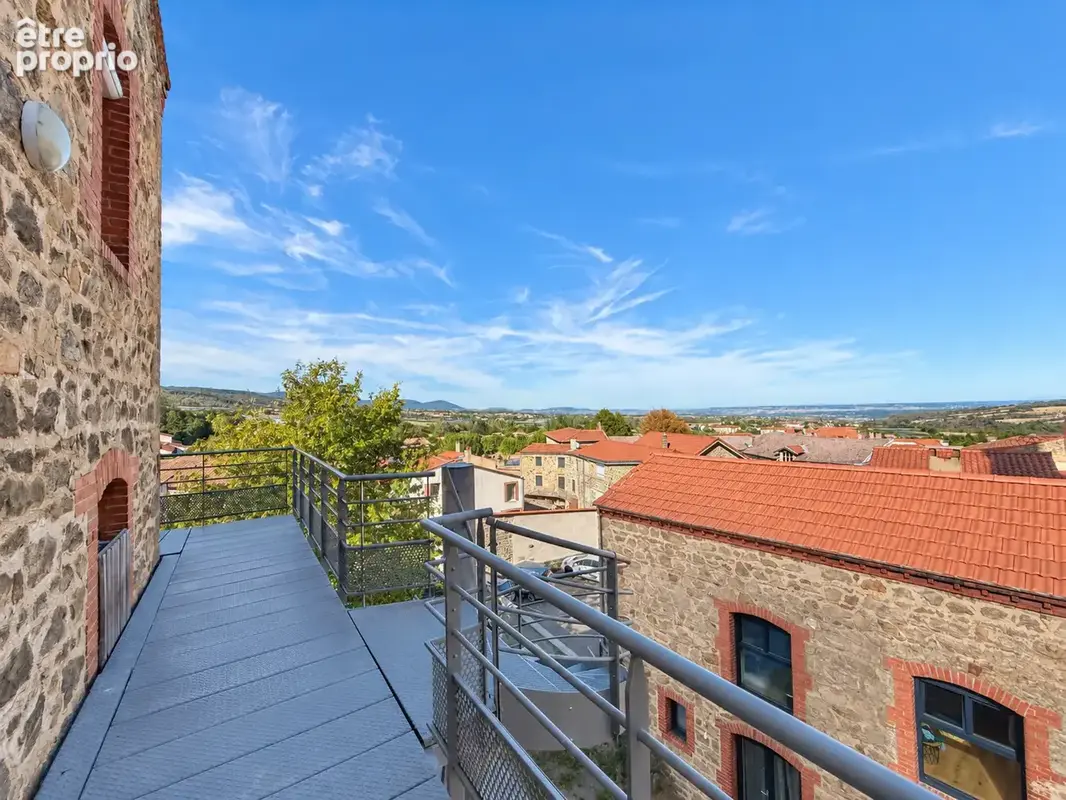 Appartement en duplex 174 m2 - MACLAS centre - 4 chambres, cave et terrasse privatives + jardin commun - photo 3