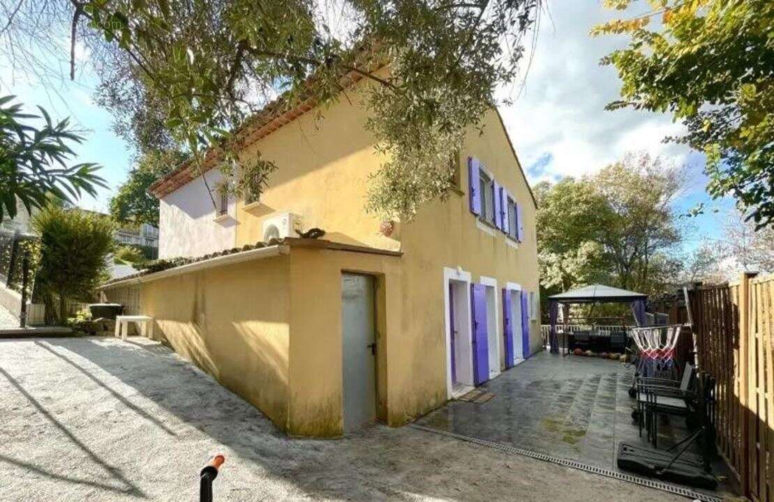 Maison à LA ROQUETTE-SUR-SIAGNE