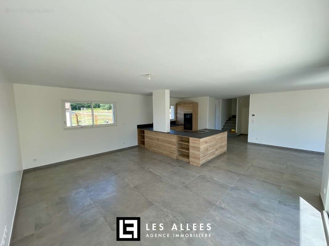 Maison 153 m² à Les Granges-Gontardes  - photo 6