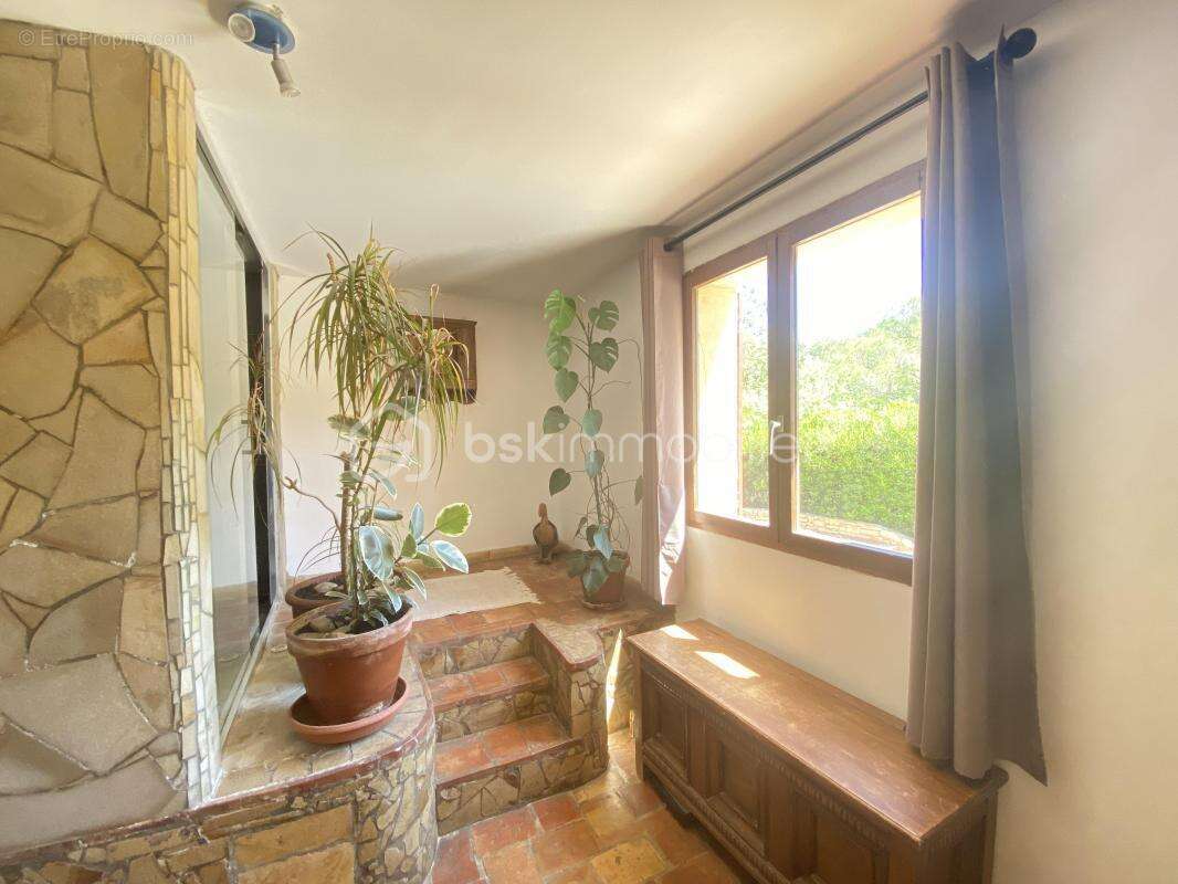 Maison à LA ROQUE-D&#039;ANTHERON