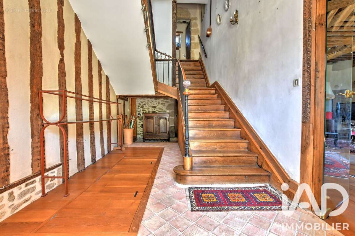 Maison 380 m² à Saint-Leonard-De-Noblat  - photo 4