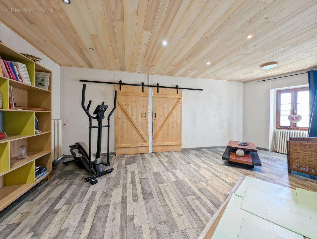 Maison à LES ADJOTS