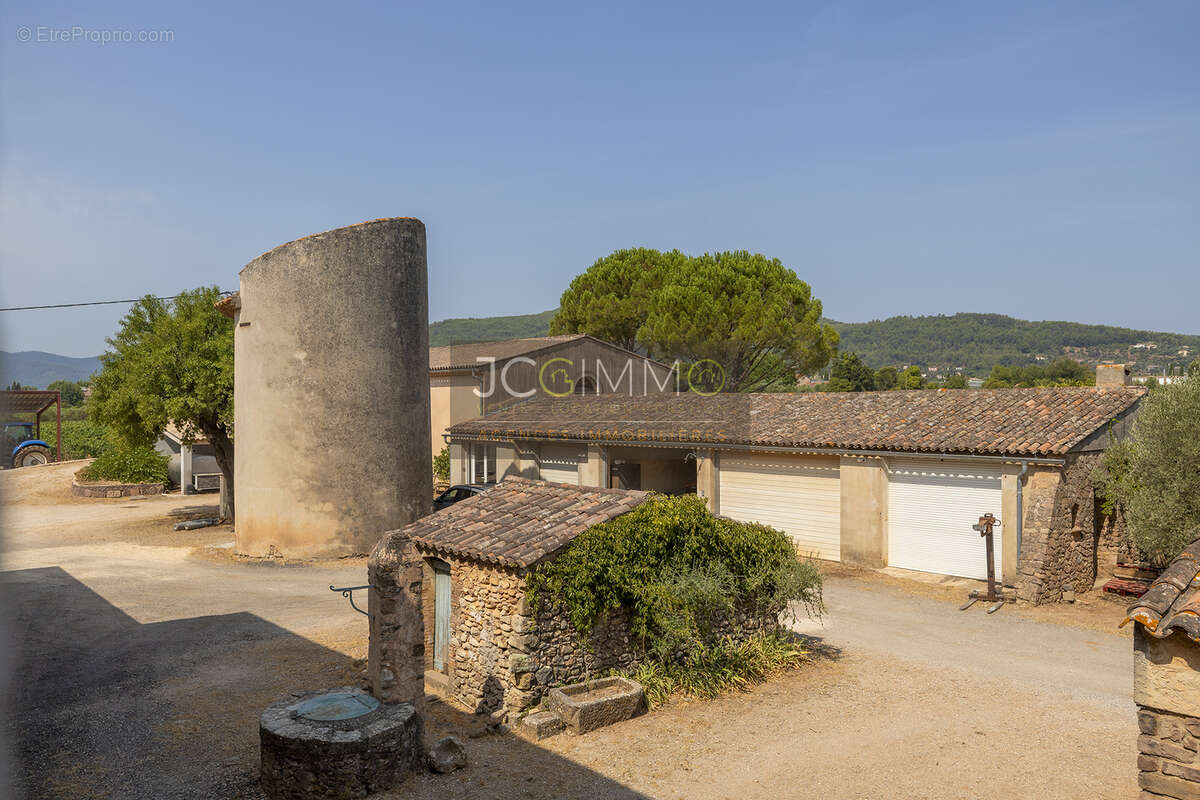 Domaine viticole avec 1 050m2 de bâtis et 300 000m2 (30 hectares) de vignes - photo 11