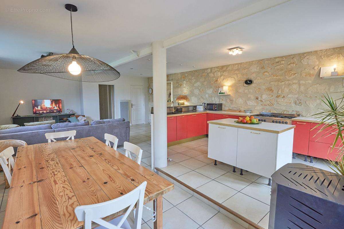 Maison Saint Julien-Beychevelle Médoc à 35 mn de Bordeaux  7 pièce(s) 160 m2 - photo 8