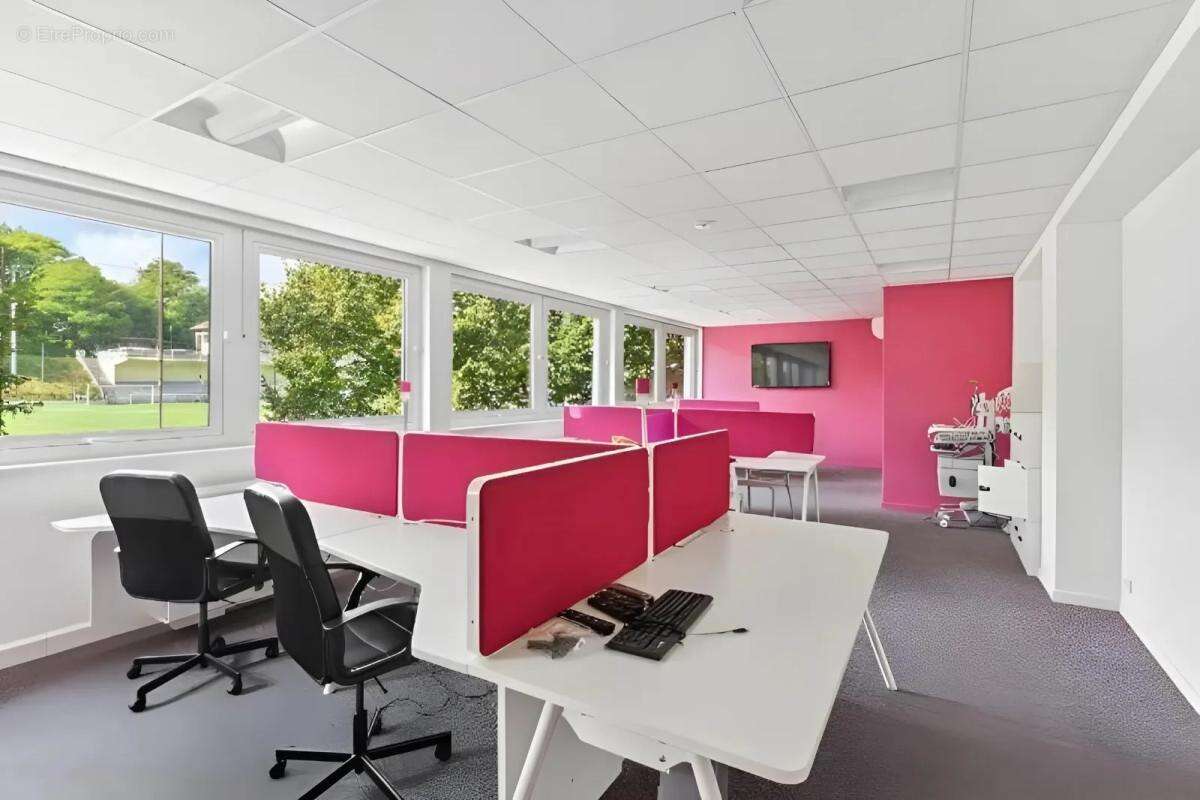 Immeuble indépendant RDC+2 niveaux à Louer 900m² avec 4mètres de Hauteur sous plafond à Saint Cloud. Terrasse privative, climati - photo 3