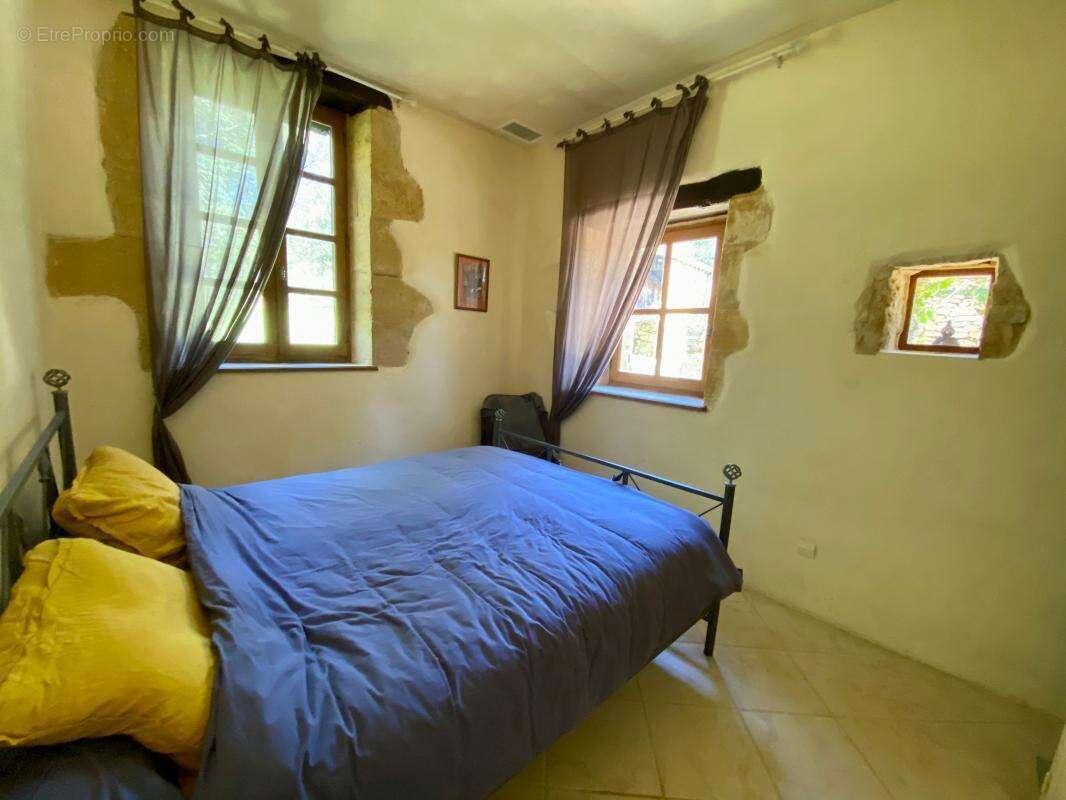 Maison à MAUZAC-ET-GRAND-CASTANG