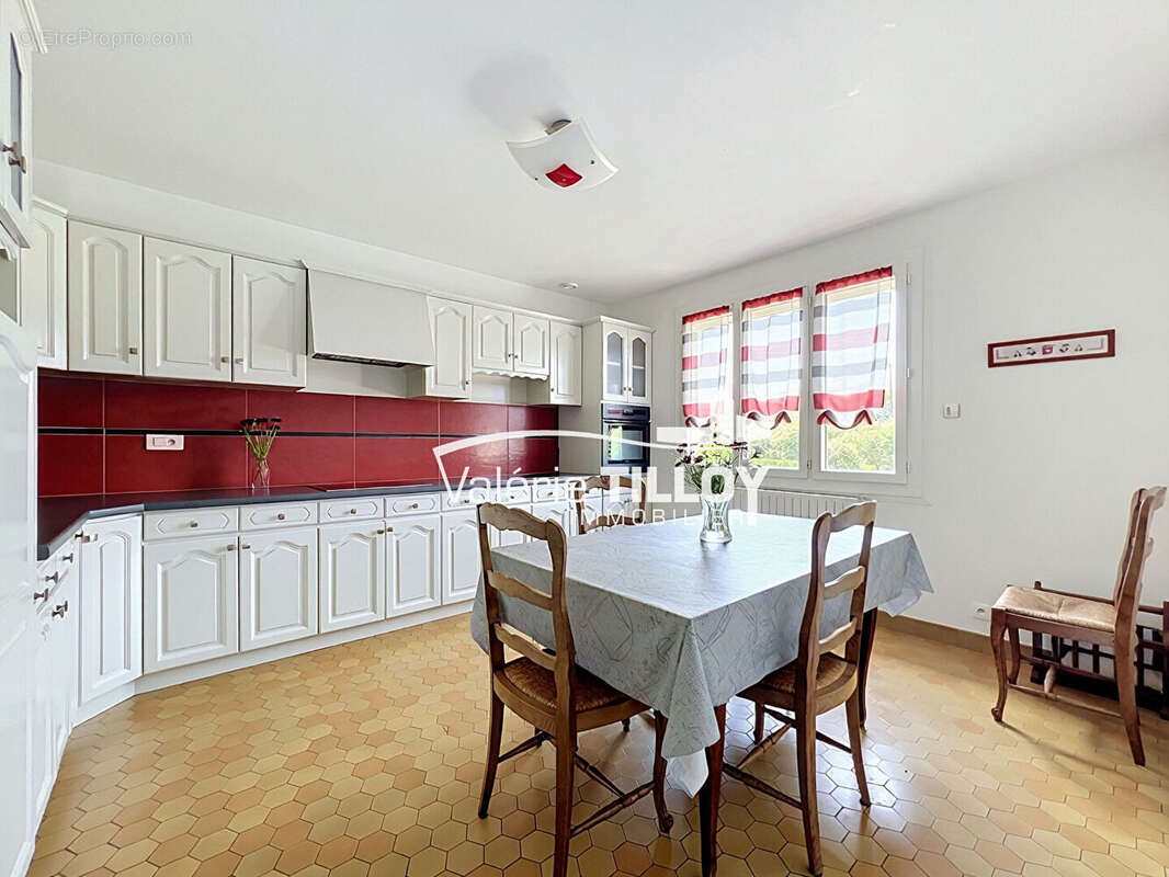 Maison individuelle avec grand terrain de 2 500 m², sous-sol complet et combles aménageables - photo 4