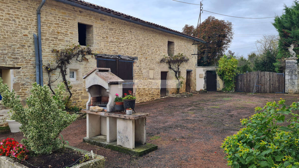 Maison avec ensemble immobilier SOUVIGNE 5 Kms - photo 5