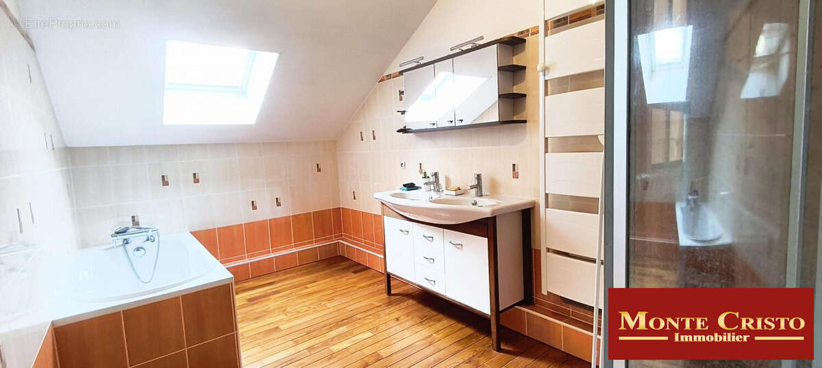 salle de bains + douches - Appartement à VERSAILLES