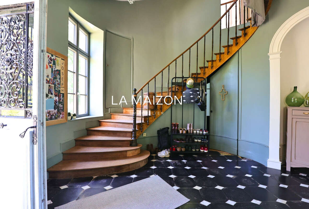 Maison familiale de caractère préservée - Bouvignies 400m2 - photo 11
