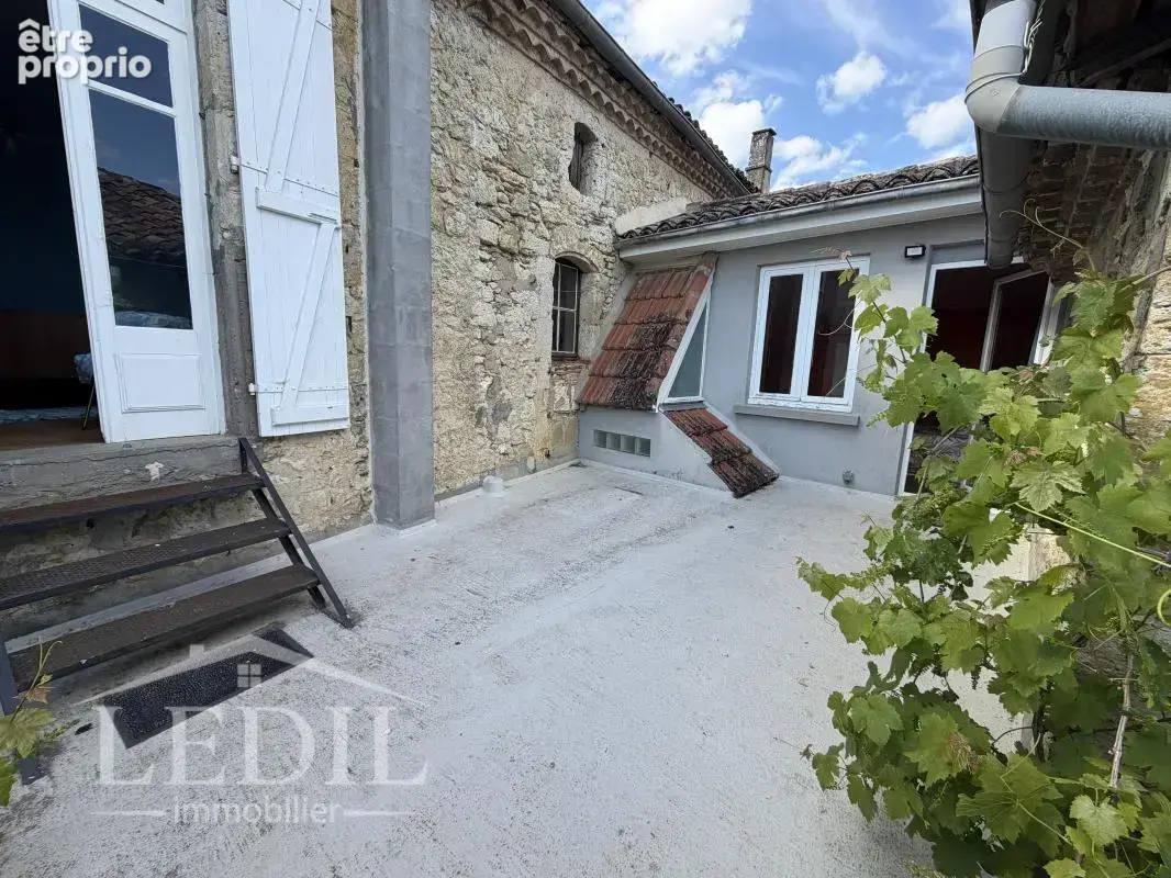 Maison de village avec terrasse et cour - photo 3