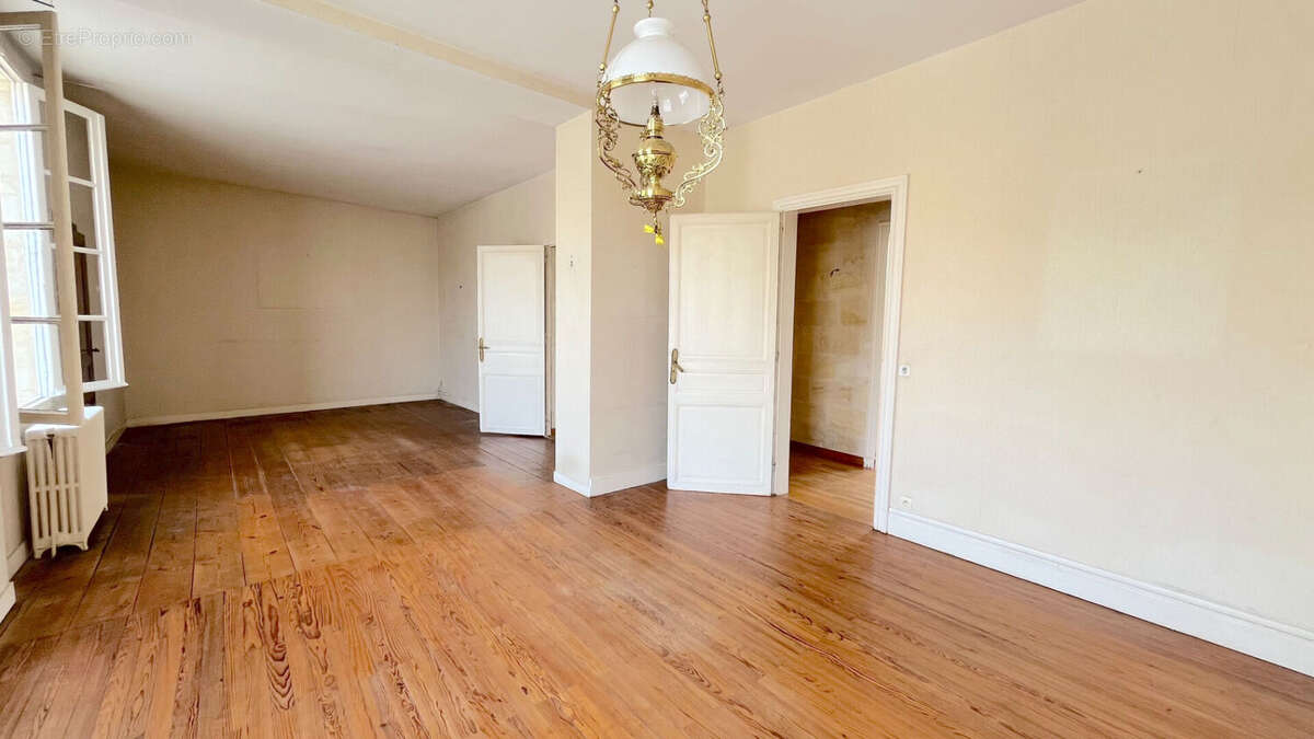 A vendre maison en pierre de 317 m2 avec jardin et dépendances - secteur blaye - photo 4