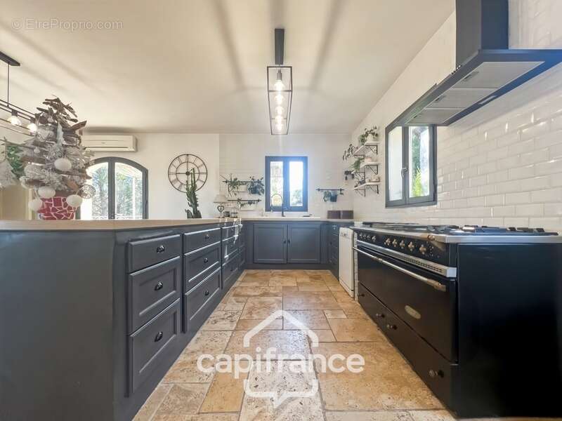 Domaine et Golf de Pont Royal, belle  propriété de 290 m2 établie sur un terrain de 2600 m2, cinq chambres, un bureau, piscine,  - photo 12