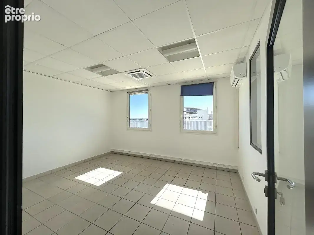 A acheter - bureaux avec 7 stationnements - photo 4