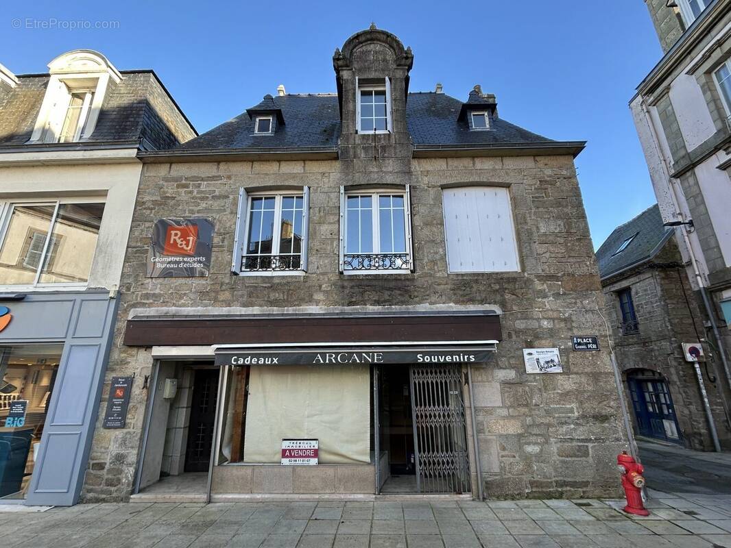 Façade avant  - Commerce à DOUARNENEZ