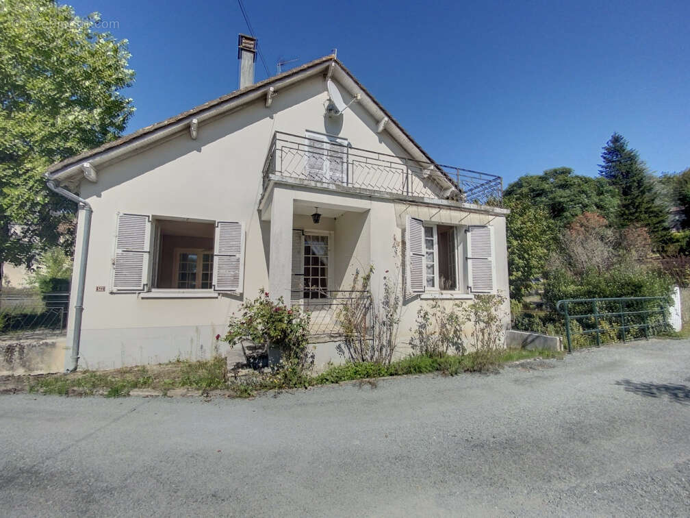 Maison à MANZAC-SUR-VERN