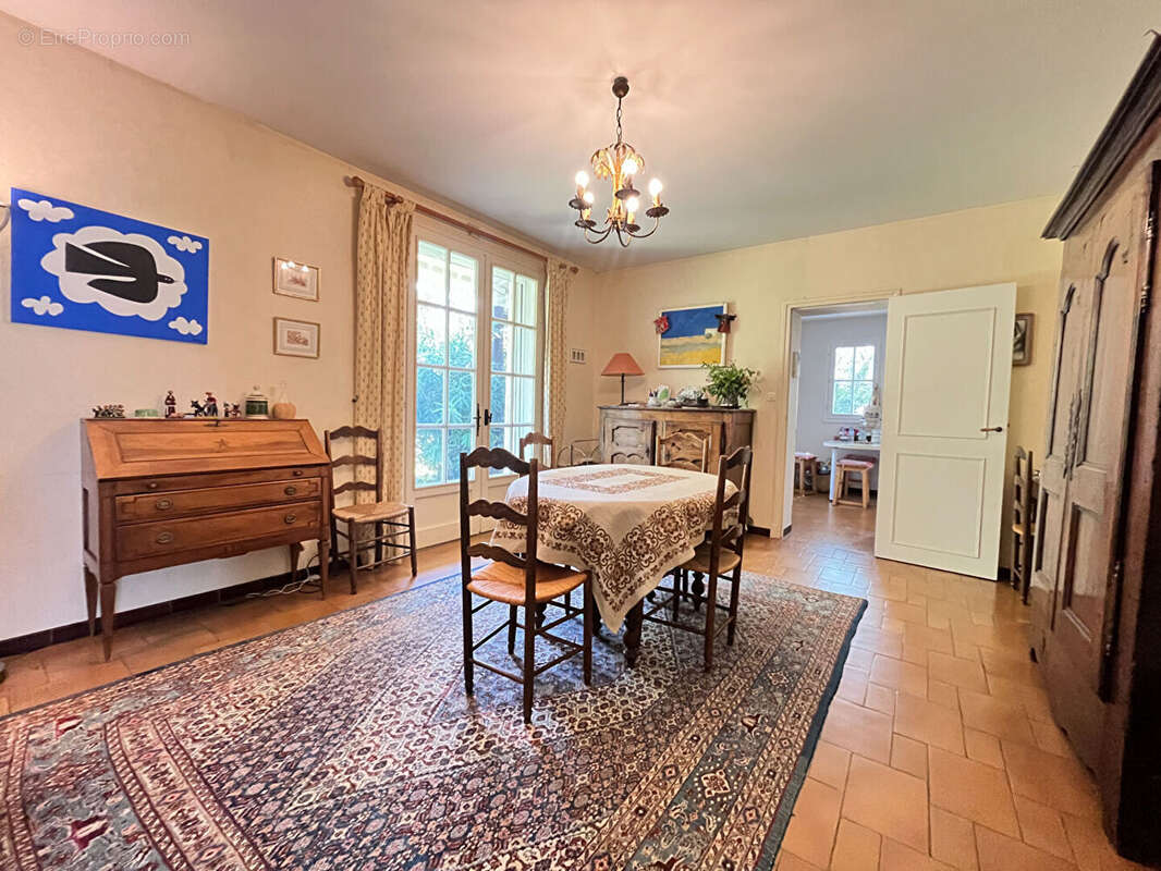 Exclusivité - Maison familiale avec piscine à pied des commerces - photo 5