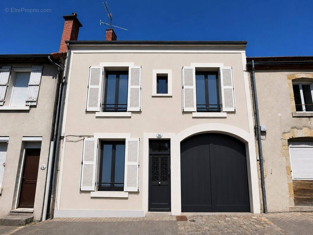 Appartement 300 m² à Vierzon  - photo 1