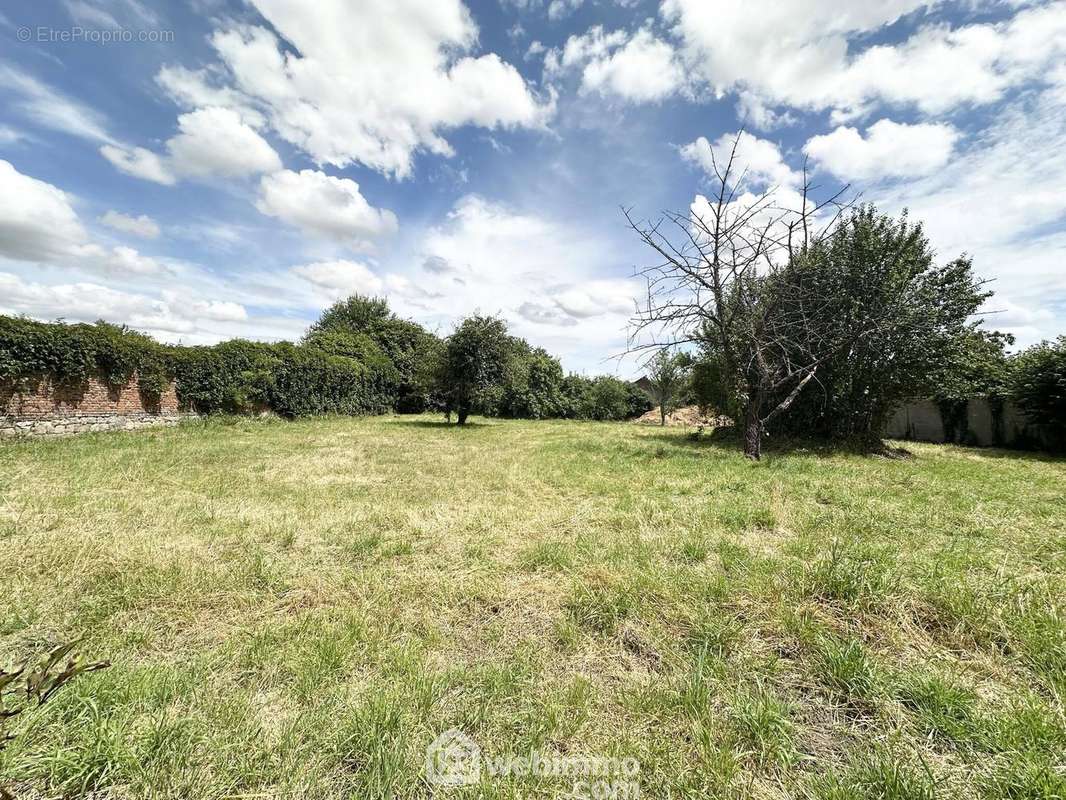 Terrain à bâtir d'une surface de 1298 m², il est entièrement clos ! - Terrain à MORTIERS