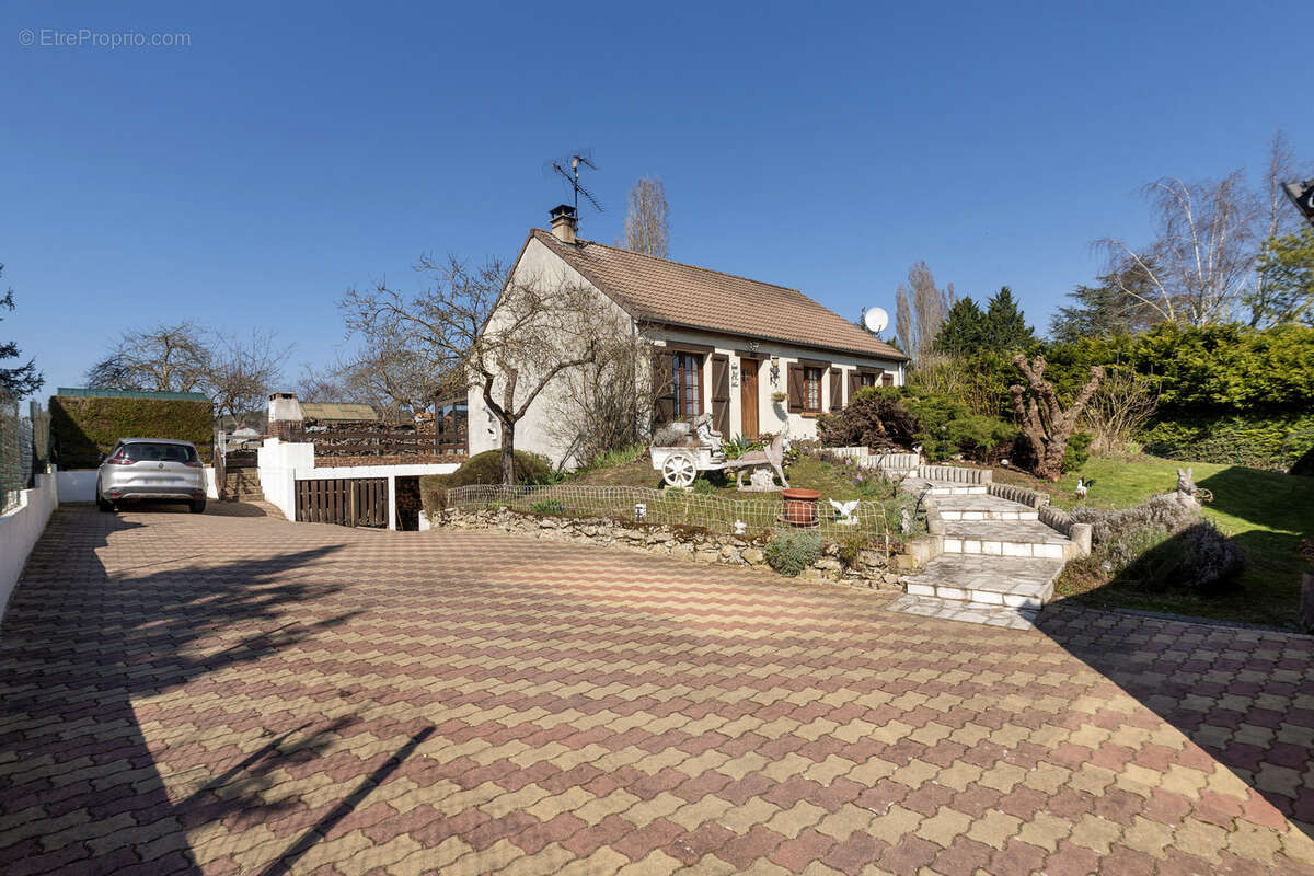 Maison à D&#039;HUISON-LONGUEVILLE