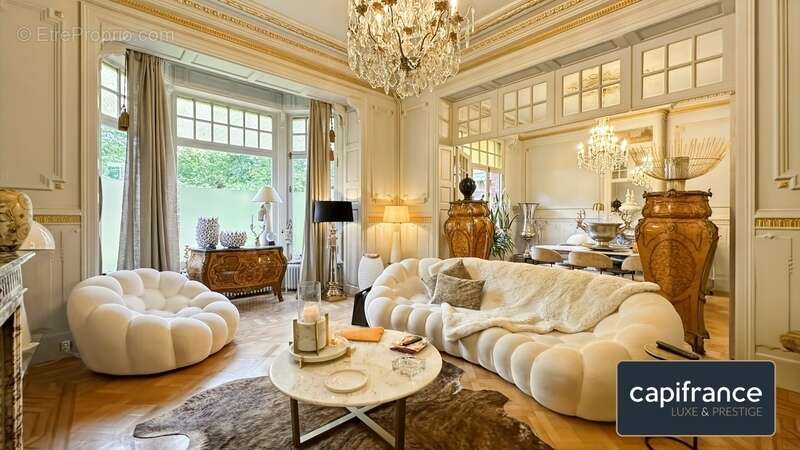 Une demeure de caractère au cœur du Jardin de la Rhonelle — 282 m² d'histoire préservée - photo 2