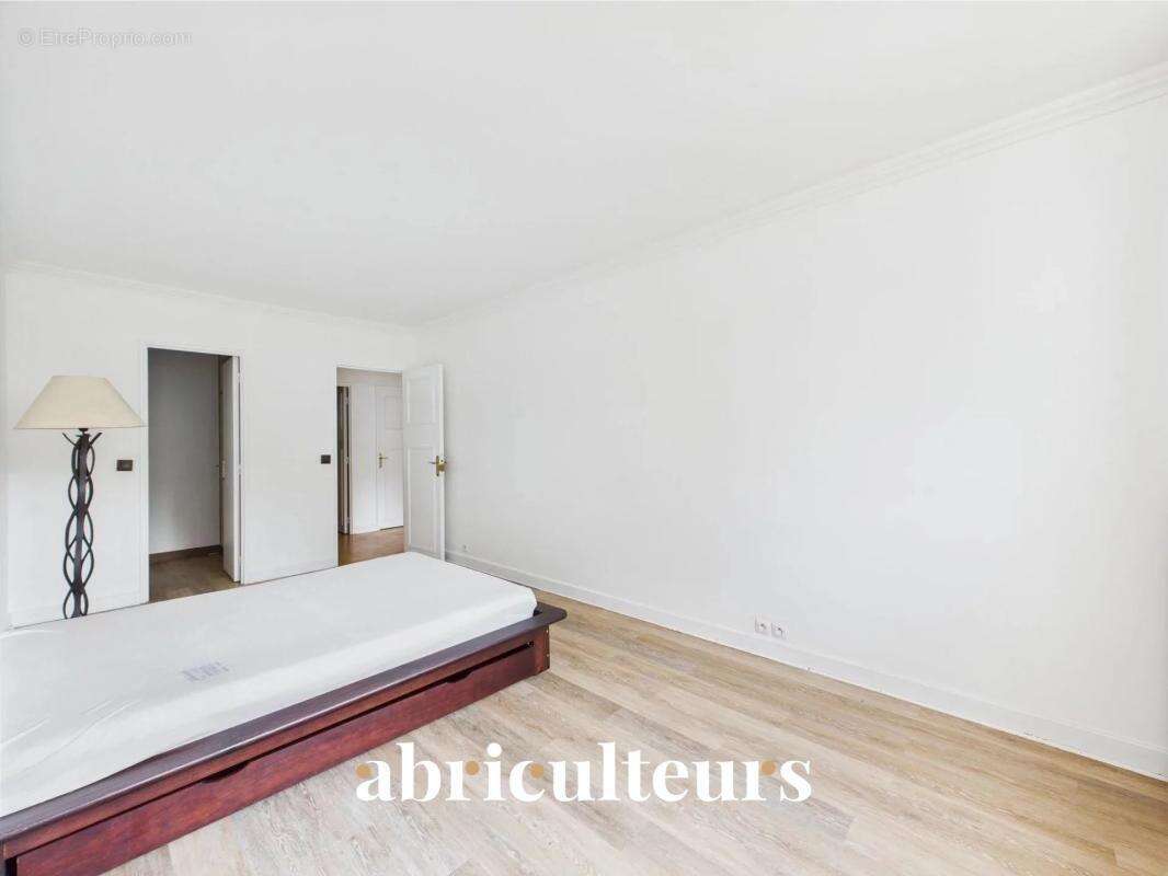 Appartement - 86 m² - Séjour lumineux avec accès balcon en vente à Courbevoie (92400) - photo 19