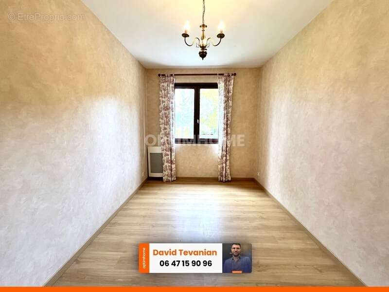 Maison à LA CHAPELLE-MONTMARTIN