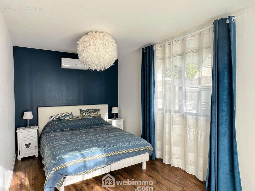 Au rez-de-chaussée on trouve également une suite parentale avec dressing... - Maison à JUIGNE-SUR-LOIRE