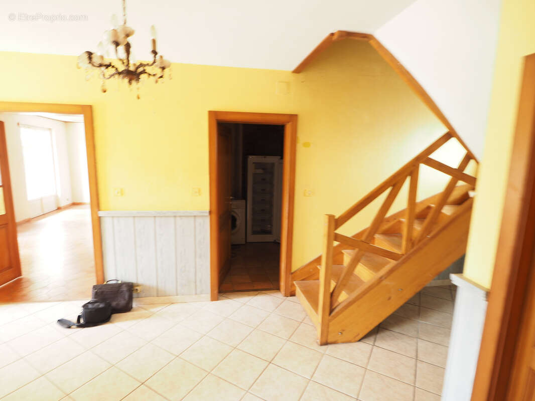 Maison familiale de 5 chambres, sur 12,80 ares avec piscine à 10 minutes de Belfort (REF VB3791) - photo 4