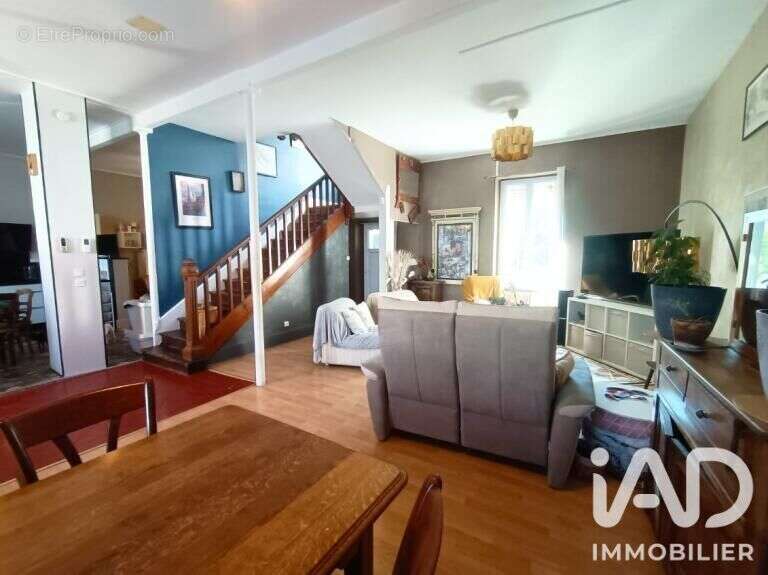 Maison 223 m² à Saint-Yorre  - photo 8