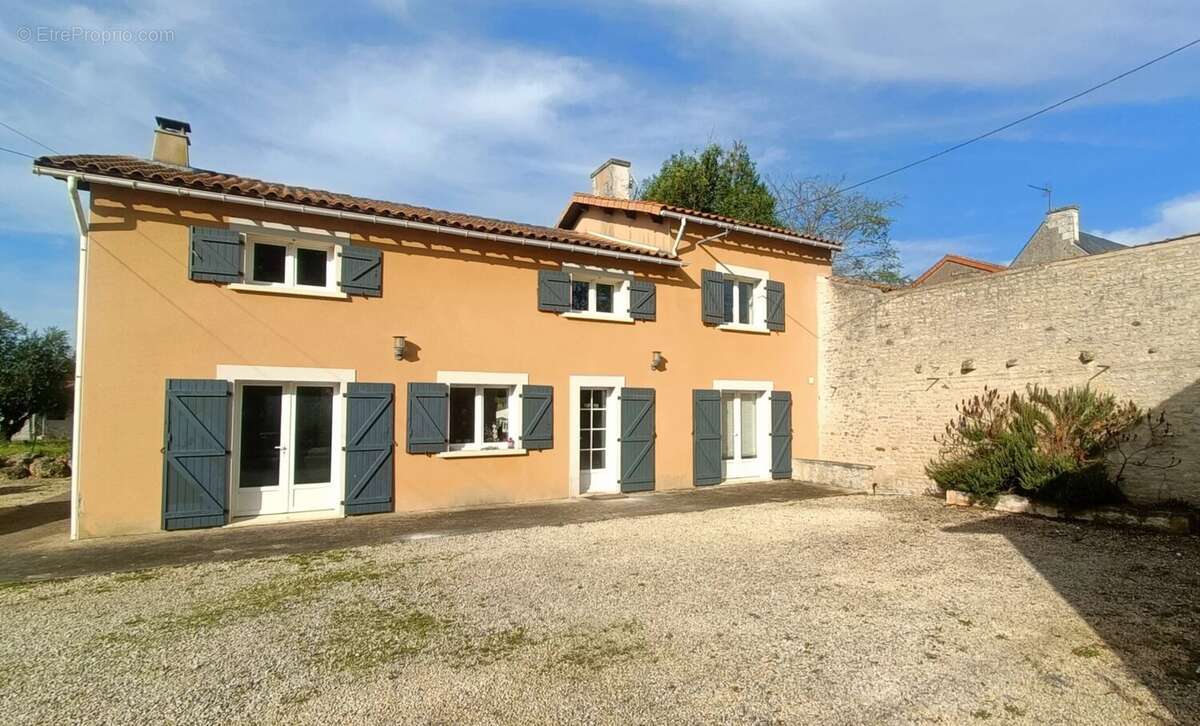 Maison à CHARRAIS