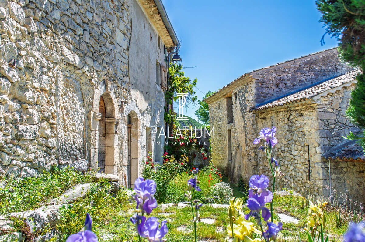 Maison à CHATEAUNEUF-MIRAVAIL