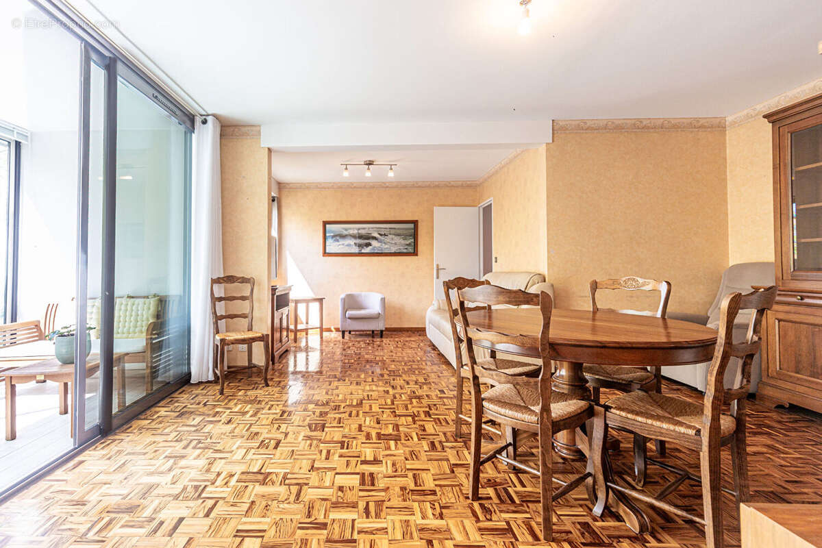 Agence immobiliere laforet - "chêne" - annecy - appartement traversant t5 - veranda - cave - garage double en sus (hsp : 3m10) - - photo 2