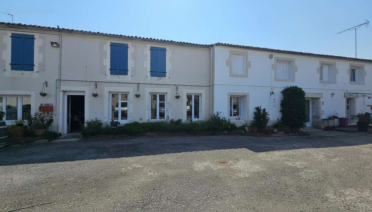 Appartement 426 m² à Lucon  - photo 2