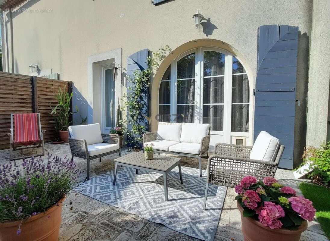 Maison à ENTRAIGUES-SUR-LA-SORGUE