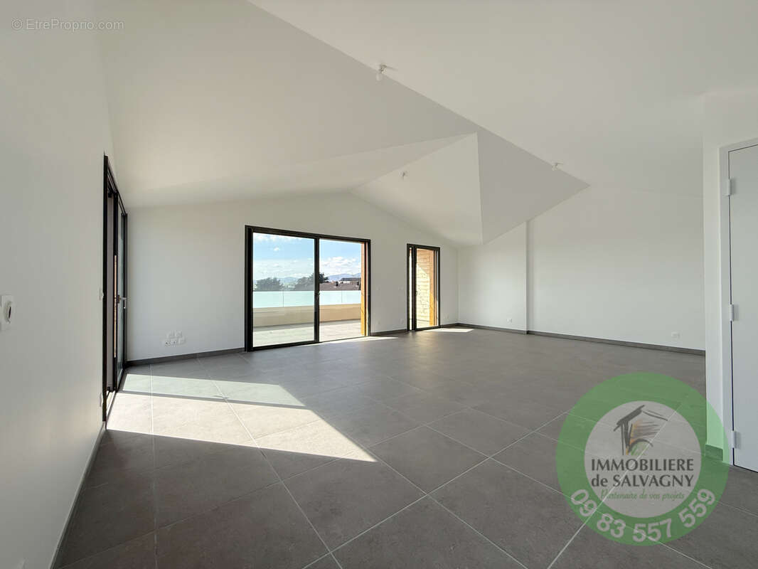 Appartement à LA TOUR-DE-SALVAGNY