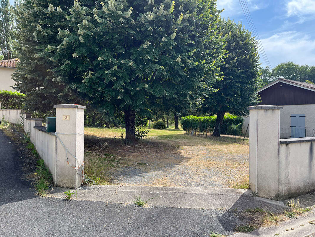 Maison à MONTMOREAU-SAINT-CYBARD