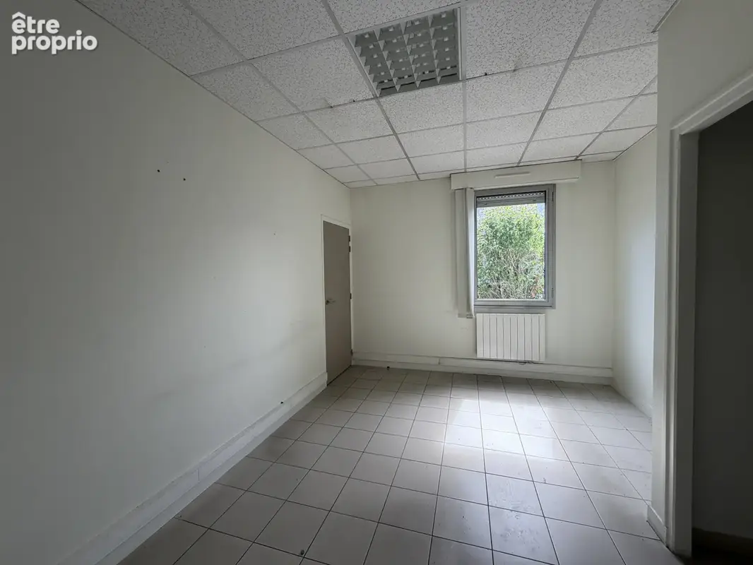 Locaux Professionnels - Zone INGRE - 375 m2 Plain Pied - photo 4