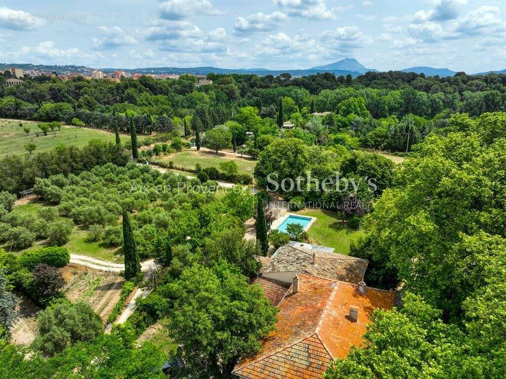 Domaine avec 4 maisons dont une bastide - photo 12