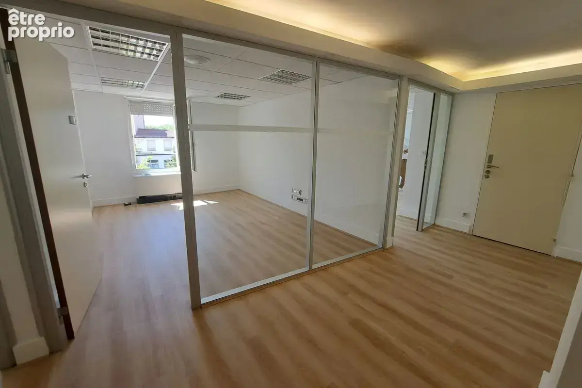 Local commercial ou professionnel de 213 m² - VILLEURBANNE - photo 2