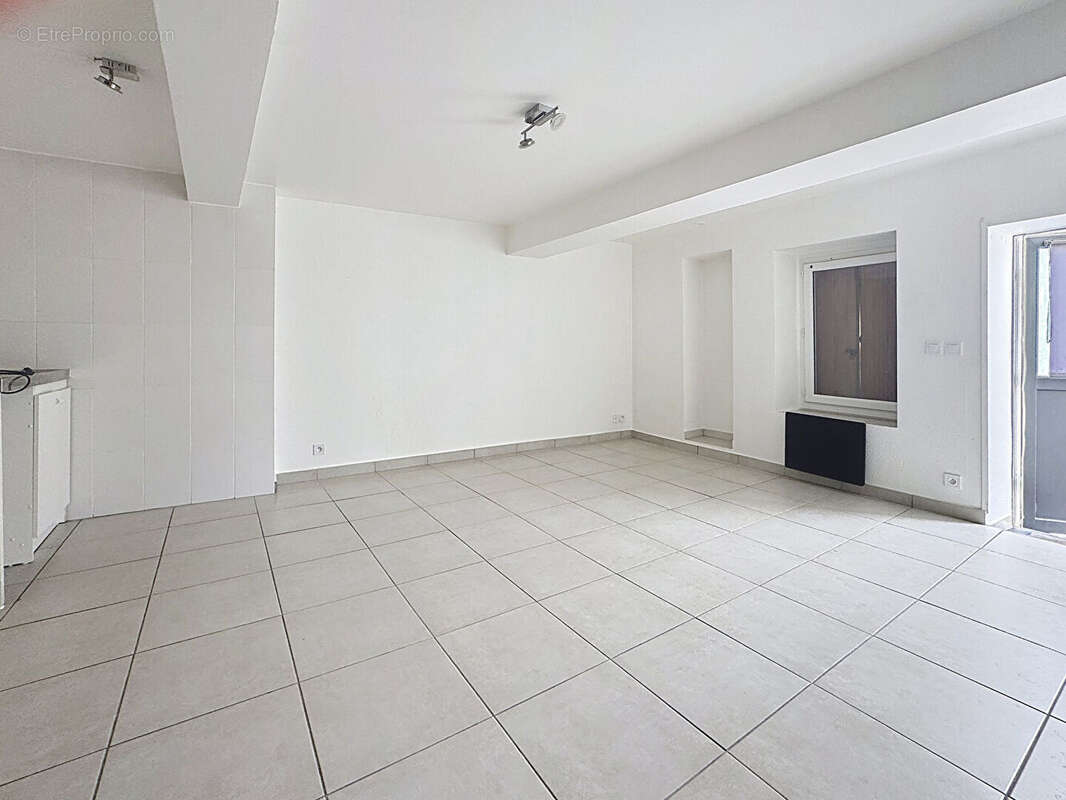 Appartement à SAINT-JEAN-DE-BOURNAY