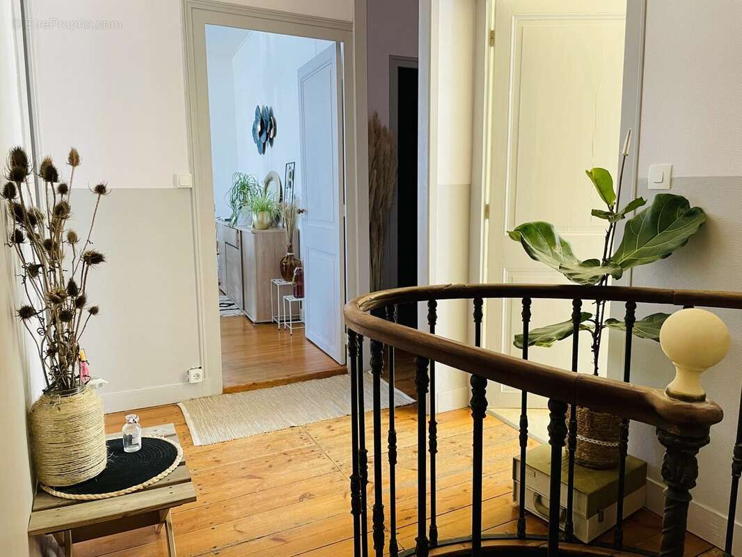Maison 220 m² à Gemozac  - photo 4